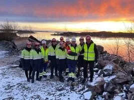 Everfuel and Greenstat have entered into a long-term lease agreement with Elkem ASA on the Fiskaa industrial area for the construction of the ENOVA-supported h2 factory in Kristiansand, Norway. It is initially planned to build a hydrogen production facility with a 20 MW electrolyser that produces around 8 tonnes of green hydrogen per day. There is also a target for an expansion of the hydrogen plant (Phase 2) in the slightly longer term with a total capacity of approx. 60 MW and a production of around 24 tonnes/day. Depending on the investment decision for the hydrogen plant, an agreement has been entered into for a 30 + 10 year lease on the industrial area at Fiskaa to be able to produce and distribute green hydrogen to the maritime sector based in Kristiansand. Everfuel and Greenstat are now working on a progress plan where an investment decision will be made for the project in June this year, and construction will start in August/September. The construction period itself will last approx. 1.5 years with the aim of producing hydrogen from Fiskå at the end of 2024. Everfuel and Greenstat established the 'Hydrogen hub Agder' project in 2021, and signed a letter of intent with Elkem in April 2022 for the development of a hydrogen plant at Fiskaa in Kristiansand. The aim is primarily to supply Norwegian coastal traffic and maritime traffic to the continent (Denmark, Germany, the Netherlands, etc.) with renewable fuel from green hydrogen. The project received investment support of NOK 148 million from government enterprise Enova in June 2022 as one of five maritime hubs for hydrogen in Norway.